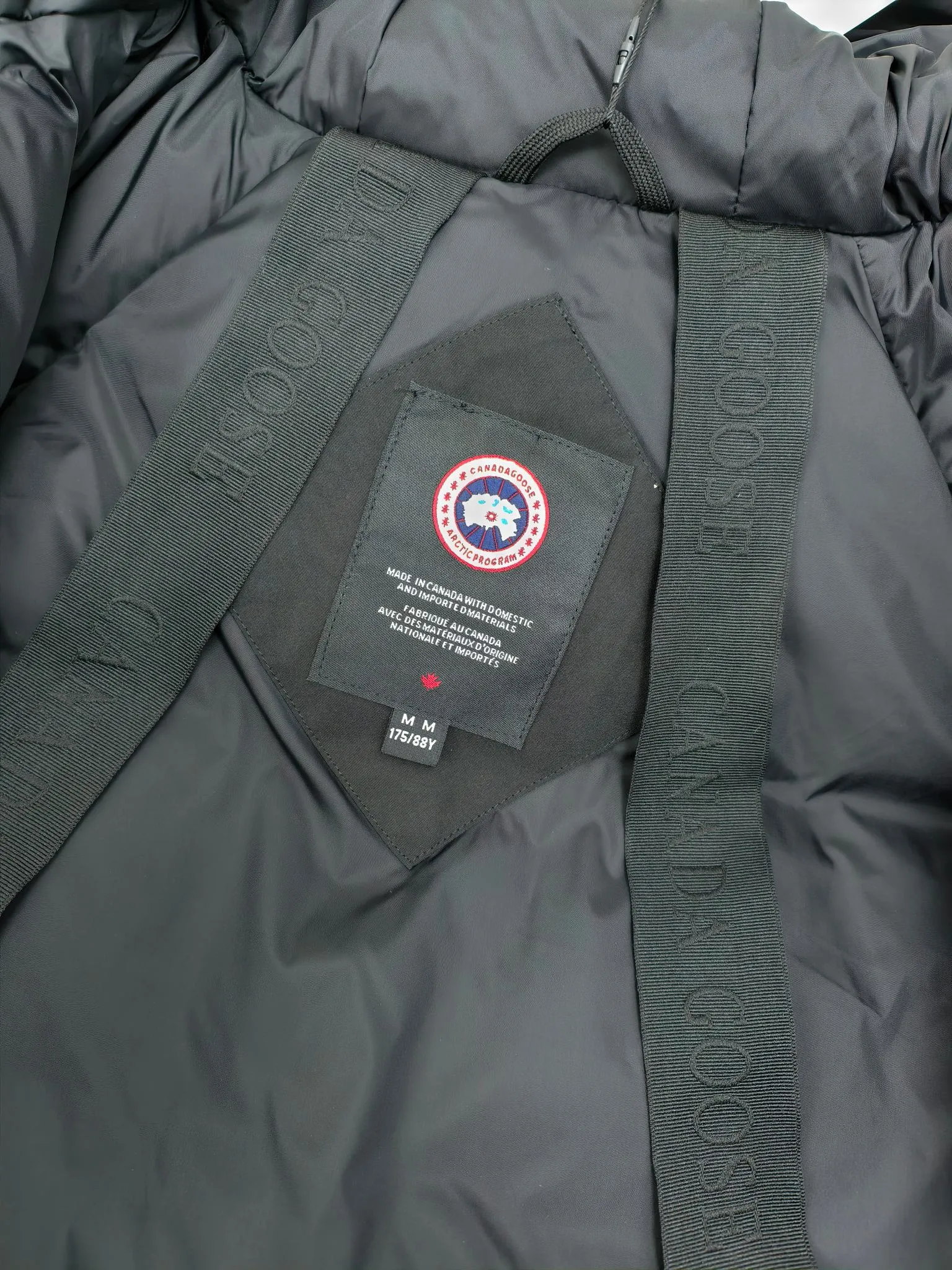 P720 ————2050M model/new 01 model (high version) Canada goose Canada Goose Chilliwack bomber jacket is one of our popular styles. The upgraded version adopts streamlined hood details and improved trimmings. The Chilliwack bomber jacket was originally designed for pilots in the post-war no-man's land in northern Canada. It is durable, warm and easy to move. The inside is filled with white duck down, which has higher thermal insulation performance. Chilliwack's iconic style, enduring popularity, is a popular jacket from Canada Goose. Customize your parka with our variety of interchangeable hood trim accessories to extend the coverage of your hood. Hip-length, the bomber jacket's knitted cuffs and hem are mid-length for freedom of movement. Rib knit cuffs and hem improve fit and seal in heat.  2050M is an upgraded version of the old version 01. Color: black, gray, off-white, navy. Size: XS-2XL